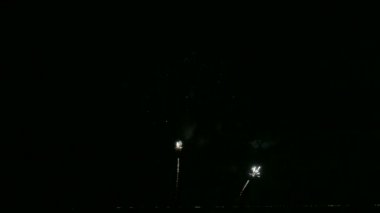 karanlık gece gökyüzünde parlayan havai fişek 4 k video