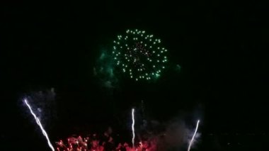 karanlık gece gökyüzünde parlayan havai fişek 4 k video