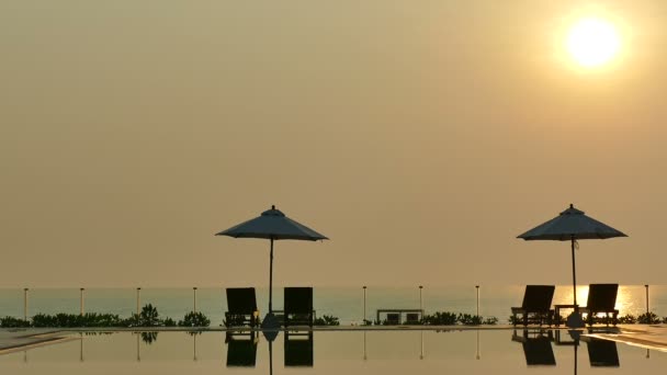 游泳池 沙滩伞和戏剧性天空的日落景色 — 图库视频影像