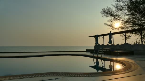 Yüzme Havuzu Plaj Şemsiyeleri Dramatik Gökyüzü Günbatımı Görünümünü — Stok video