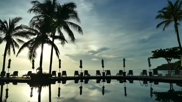 Pôr Sol Vista Piscina Guarda Sóis Praia Palmeiras Céu Dramático — Vídeo de Stock