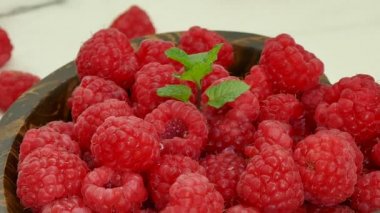 Küçük ahşap kase taze ahududu 