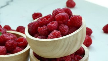 Küçük ahşap kase taze ahududu