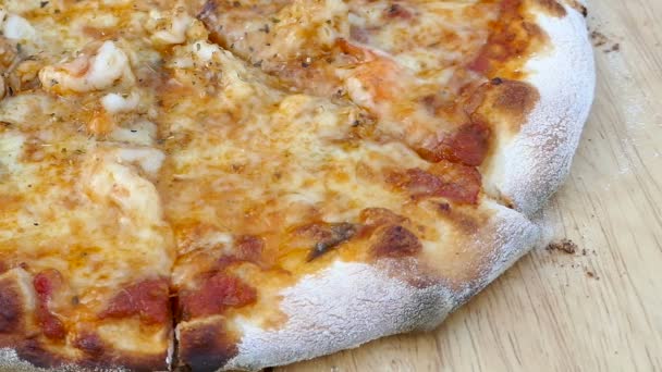 Deliciosa Pizza Mesa Madera Concepto Comida Chatarra Malsana — Vídeo de stock