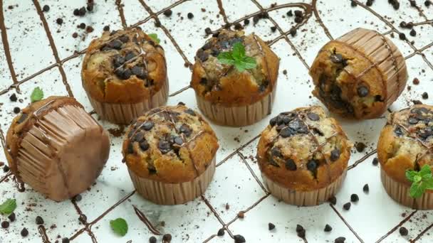 Heerlijke Zelfgemaakte Muffins Met Chocolade Druppels — Stockvideo