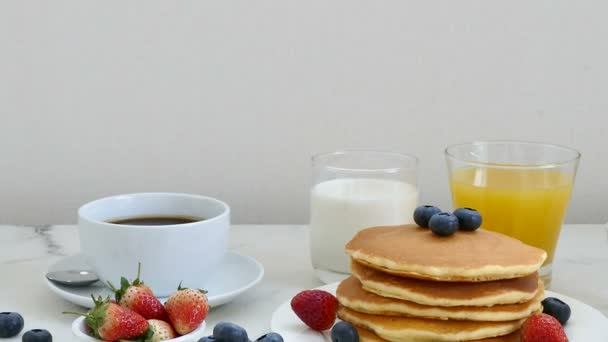 Υπέροχο Πρωινό Τηγανίτες Φρέσκα Μούρα Καφέ Και Κουάκερ — Αρχείο Βίντεο