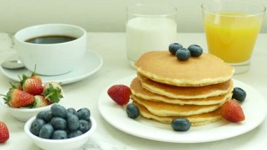 tereyağı ve taze çilek beyaz plaka ile lezzetli gözleme 