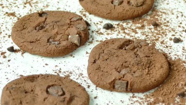 白い背景の上のチョコレートの滴とおいしい自家製クッキー — ストック動画
