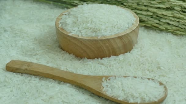 Roher Reis Hölzernen Schalen Und Löffeln Video — Stockvideo