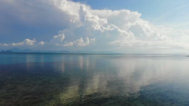 dalgalar deniz ve mavi gökyüzü ile pitoresk marina