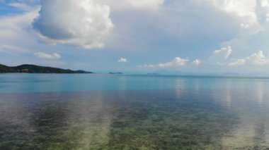 dalgalar deniz ve mavi gökyüzü ile pitoresk marina
