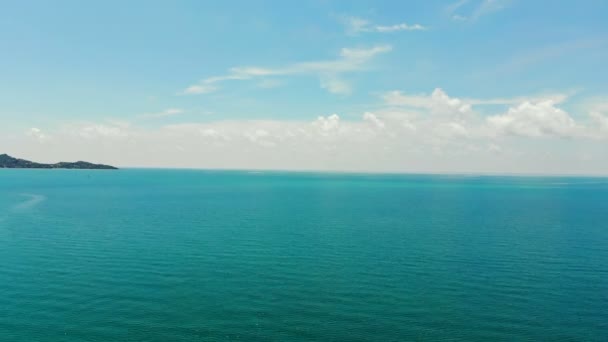 Мальовнича Пристань Морськими Хвилями Блакитним Небом — стокове відео