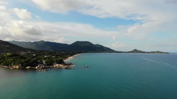 Güneşli Deniz Tropik Ada Şaşırtıcı Havadan Görünümü — Stok video