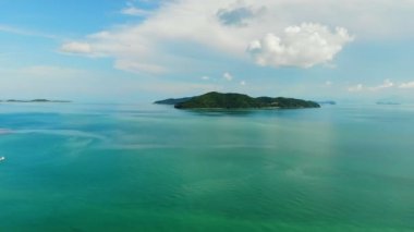 dalgalar deniz, tropikal plaj ve mavi gökyüzü ile pitoresk marina