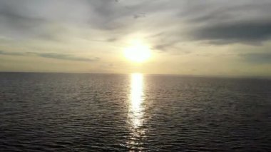 dalgalar deniz ve dramatik gökyüzü günbatımı görünümünü