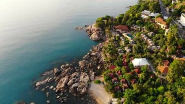 dalgalar deniz, tropikal plaj ve mavi gökyüzü ile pitoresk marina