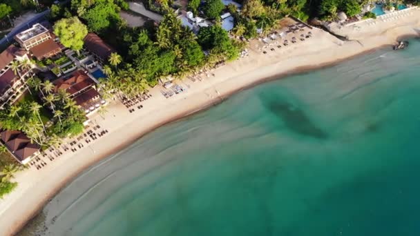 Geweldige Luchtfoto Uitzicht Zee Tropisch Eiland Zonnige Dag — Stockvideo