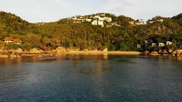 Geweldige Luchtfoto Uitzicht Zee Tropisch Eiland Zonnige Dag — Stockvideo