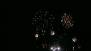 karanlık gece gökyüzünde parlayan havai fişek 4 k video