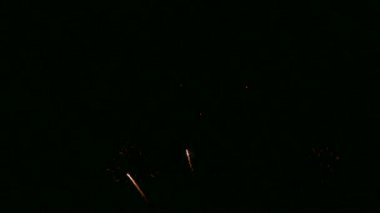 karanlık gece gökyüzünde parlayan havai fişek 4 k video