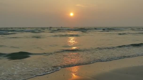 Sonnenuntergang Blick Auf Meereswellen Sandstrand Und Dramatischen Himmel — Stockvideo