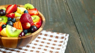 çeşitli olgunlaşmış meyve ve çilek rustik masada ahşap kase 