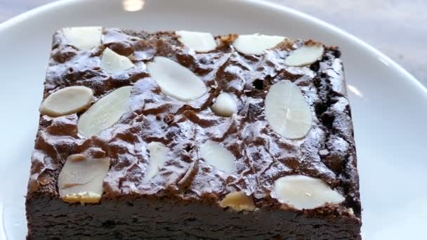 Köstliche Schokolade Brownie Kuchen Weißem Teller — Stockvideo