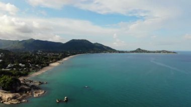 güneşli deniz ve tropik ada şaşırtıcı havadan görünümü 