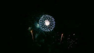 karanlık gece gökyüzünde parlayan havai fişek 4 k video