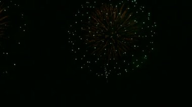 karanlık gece gökyüzünde parlayan havai fişek 4 k video