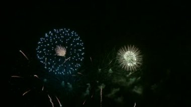 karanlık gece gökyüzünde parlayan havai fişek 4 k video
