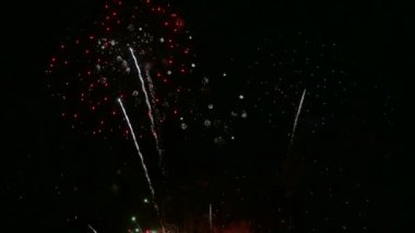 karanlık gece gökyüzünde parlayan havai fişek 4 k video