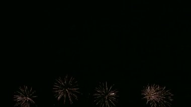 karanlık gece gökyüzünde parlayan havai fişek 4 k video