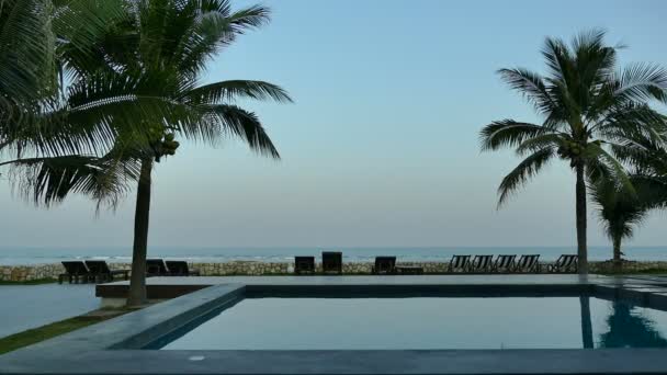 Puesta Sol Vista Piscina Sombrillas Playa Cielo Dramático — Vídeo de stock