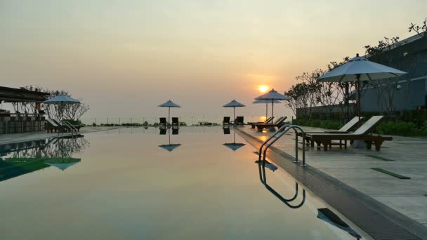 Vista Piscina Sombrillas Palmeras Cielo Azul — Vídeo de stock