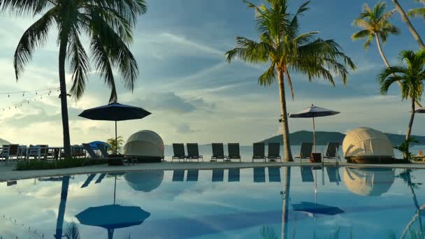 Pôr Sol Vista Piscina Guarda Sóis Praia Céu Dramático — Vídeo de Stock