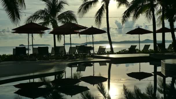 Sonnenuntergang Blick Auf Pool Sonnenschirme Und Dramatischen Himmel — Stockvideo