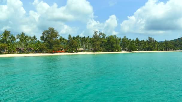 Pintoresco Puerto Deportivo Con Olas Marinas Playa Arena Cielo Azul — Vídeo de stock