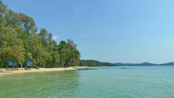 Pittoreska Marina Med Havsvågor Sandstrand Och Blå Himmel — Stockvideo