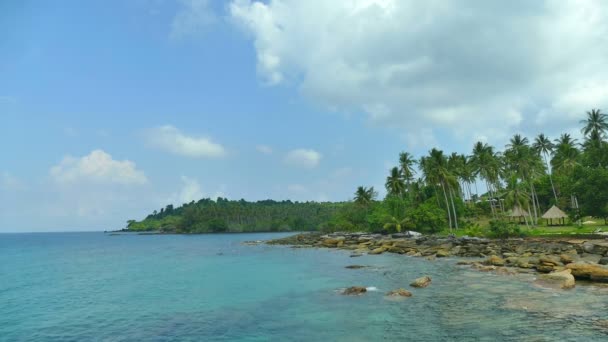 Malerischer Yachthafen Mit Meereswellen Sandstrand Und Blauem Himmel — Stockvideo