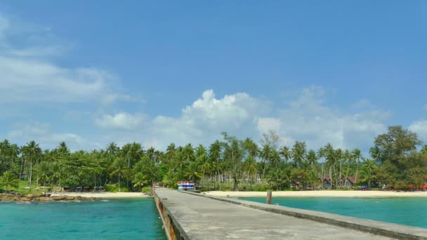 热带海滩与木码头在晴朗的天 — 图库视频影像