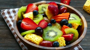 çeşitli olgunlaşmış meyve ve çilek rustik masada ahşap kase 