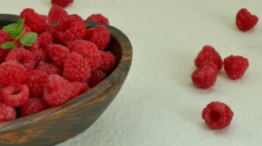 Küçük ahşap kase taze ahududu 