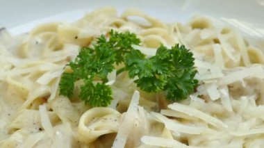 geleneksel İtalyan makarna parmesan ile