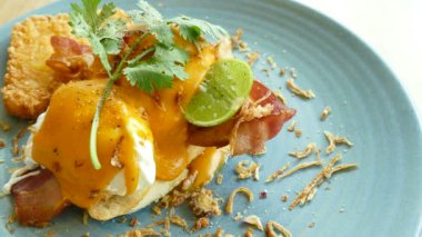 lezzetli Yumurta Benedict beyaz tabak içinde pastırma ile 