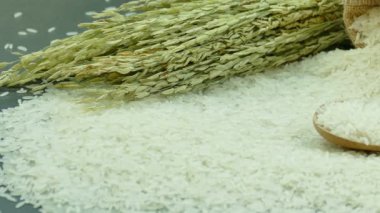 çiğ pirinç, tahta kaşık ve çul çanta, video 