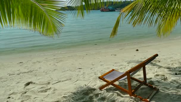 Chaise Lounge Praia Tropical Com Ondas Azuis Oceano — Vídeo de Stock