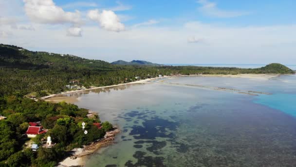 Vista Aérea Del Pintoresco Puerto Deportivo Con Playa Tropical — Vídeo de stock