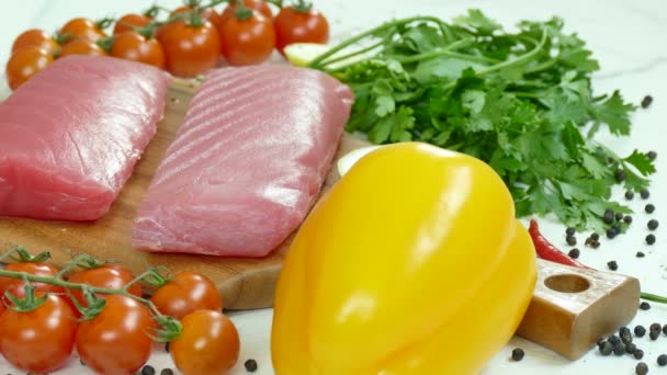 Rohes Thunfischfilet Mit Zutaten Zum Kochen — Stockvideo