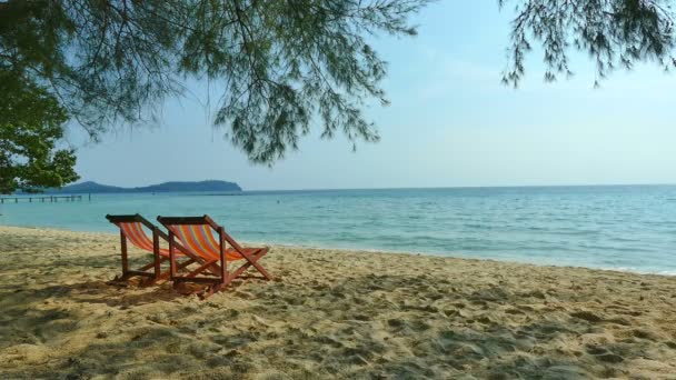 Dos Chaise Lounges Playa Tropical Con Olas Azules Del Océano — Vídeos de Stock